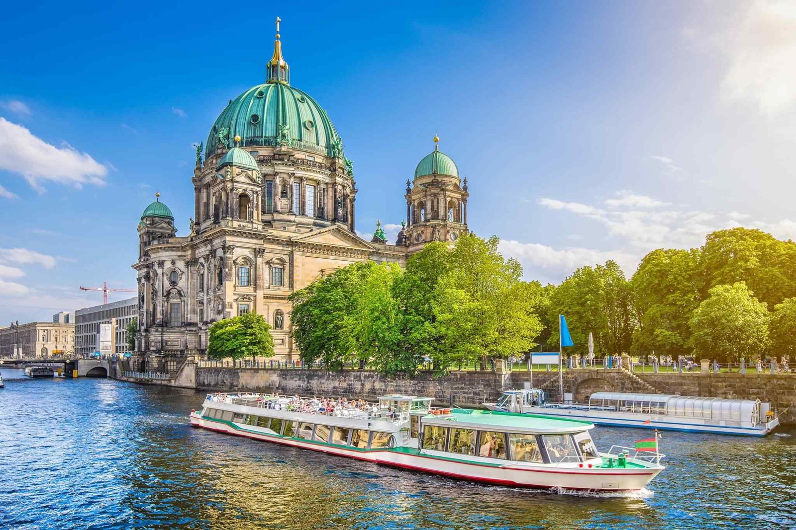 https://akimbatours.com/wp-content/uploads/2018/09/destination-berlin-02.jpg