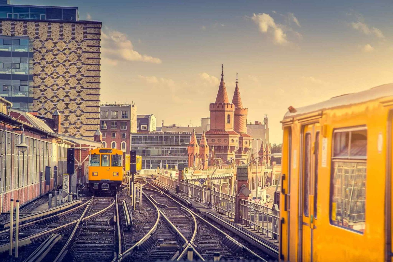 https://akimbatours.com/wp-content/uploads/2018/09/destination-berlin-08.jpg